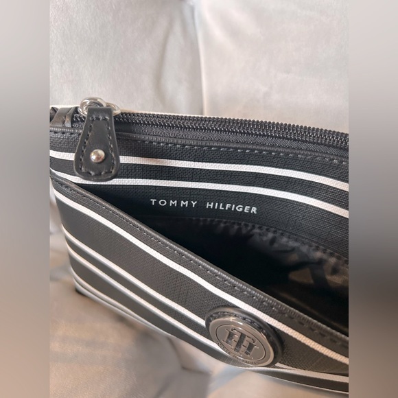 Tommy Hilfiger Black & White Striped PU Leather Double Zip Wristlet NWOT - Picture 1 of 4